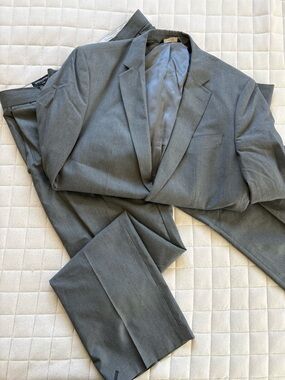 Banana Republic Men's Gray Pinstripe Suit Jacket and Pants - Size 42R, 35/32